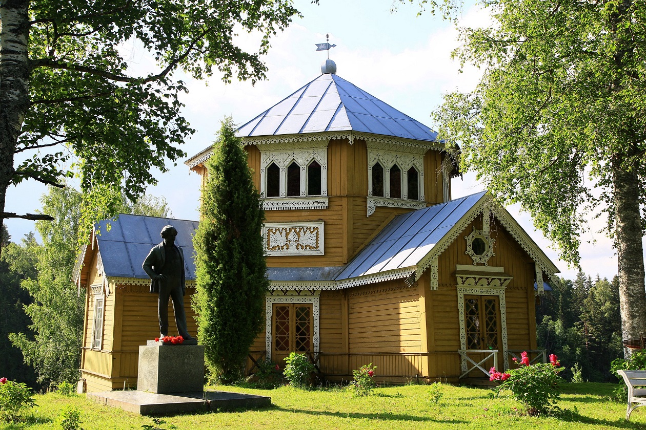 Академическая дача и памятник Илье Репину