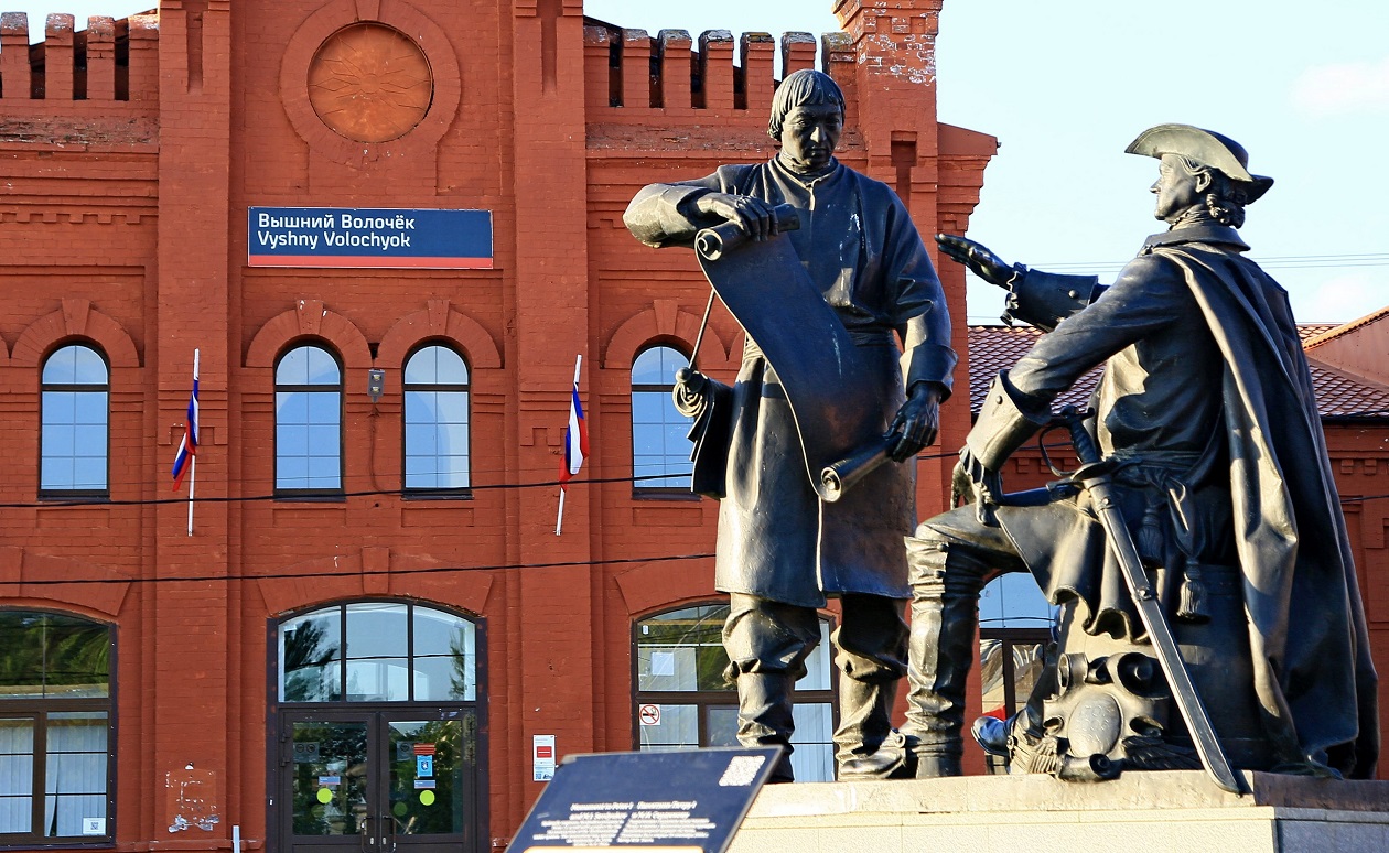 Памятник Петру I и Михаилу Сердюкову